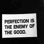 Zettel mit Aufschrift "Perfection is the enemy of the good"