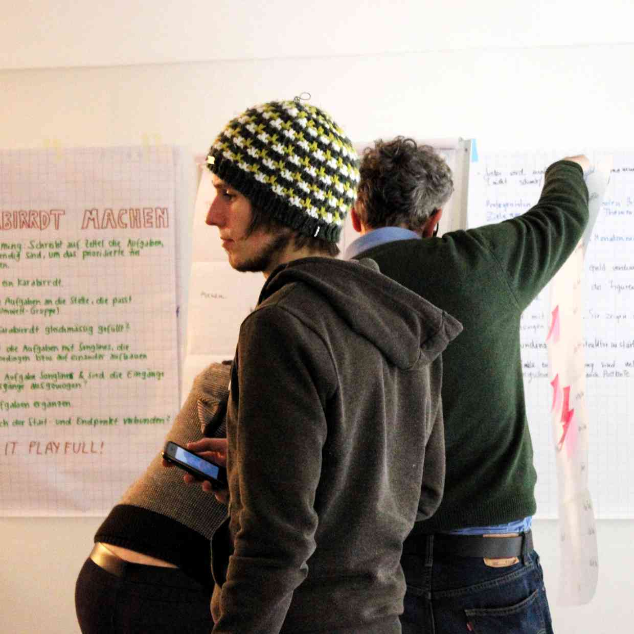 Workshop: Zwei Personen vor Flipchart
