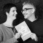 Ilona Koglin und Marek Rohde halten ein Buch hoch