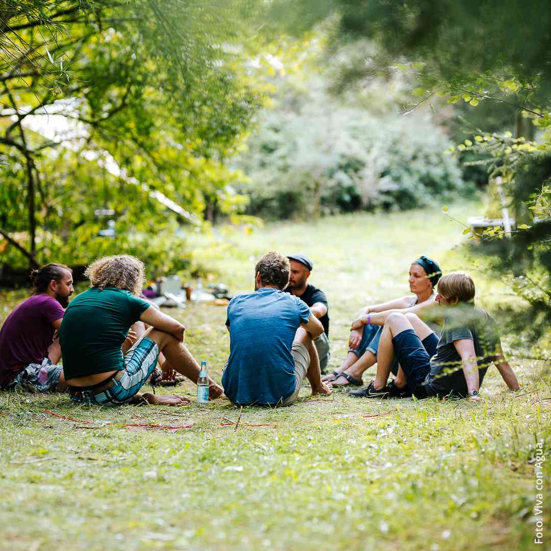 Eine Gruppe von Menschen in der Natur sitzend