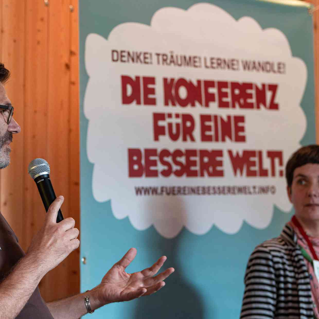 "Konferenz für eine bessere Welt"-Banner