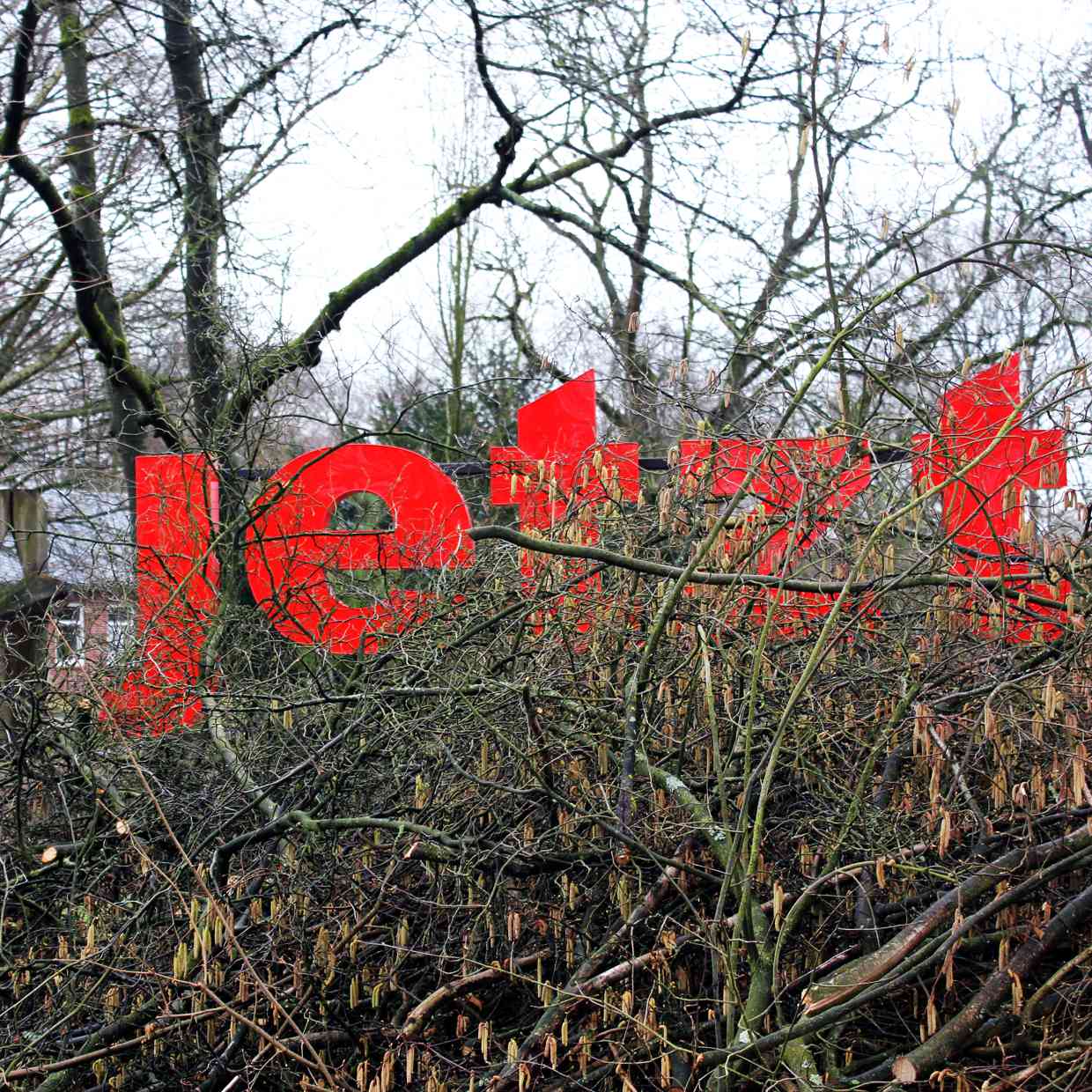 Kunst-Installation mit dem Wort "jetzt" vor dem Seminargebäude