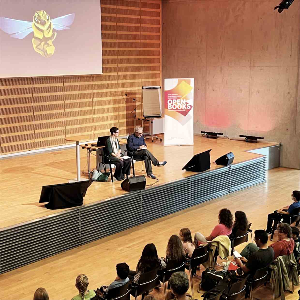 Foto, das Ilona und Marek auf der Bühne zeigt